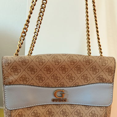 Borsa a spalla Guess con catena