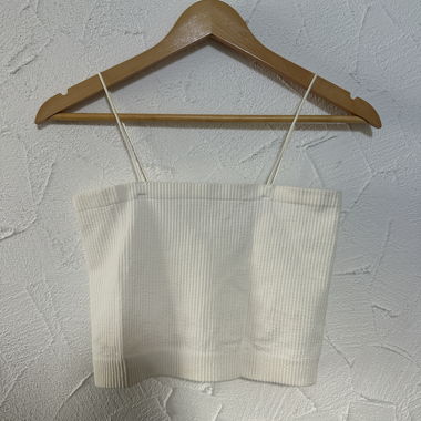 Top crop a coste bianco Urban Outfitters
