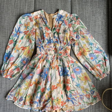 Blumiger Jumpsuit mit langen Ärmeln