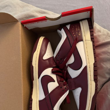 NIKE DUNK LOW SE SISTERHOOD SAIL TEAM RED 38