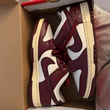 NIKE DUNK LOW SE SISTERHOOD SAIL TEAM RED 38