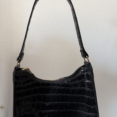 Schwarze Schultertasche in Kroko-Optik