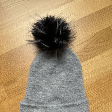 Mütze mit schwarz/silbrigem Bommel 