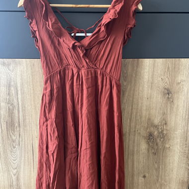 Robe rouge a volants