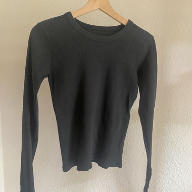Brandy Melville, T-shirt noir à manches longues