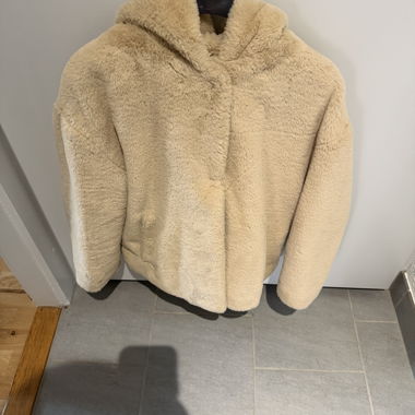 Beige Jacke aus Kunstfell