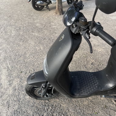 Elektroscooter mit Top-Box