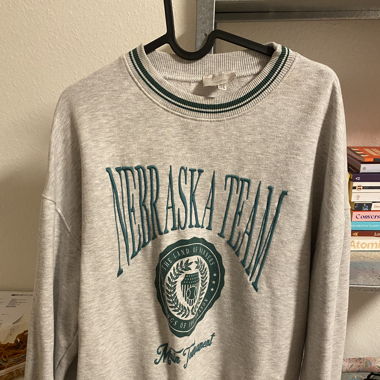grey crewneck🤍