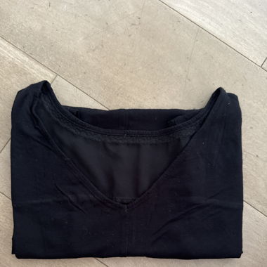 Kurzes schwarzes T-Shirt