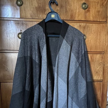 Poncho noir-gris