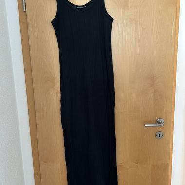 Very flattering black dress