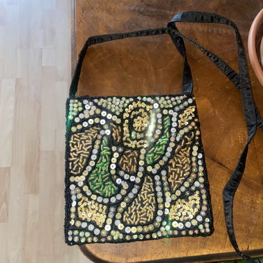 Piccola borsa a tracolla decorata con perle