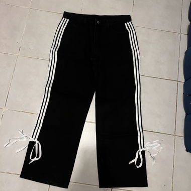 Schwarze Hose mit Streifen