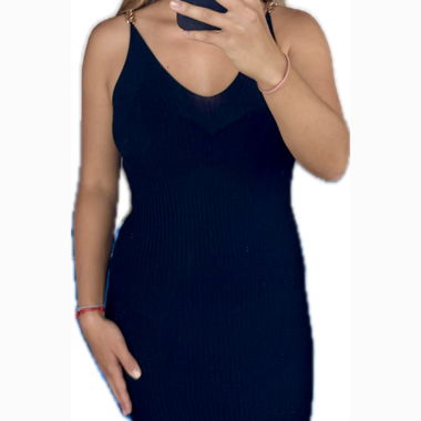 Langes schwarzes Kleid mit goldenen Trägern