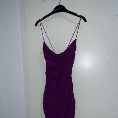 Lila Mini-Kleid mit Spaghettiträgern und Raffung