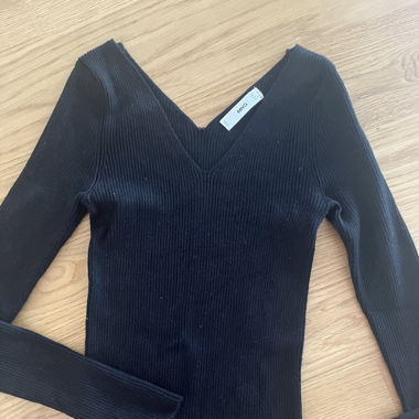 schwarzer Pullover