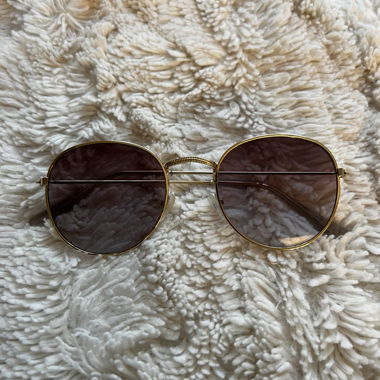 Sunglasses in a round shape