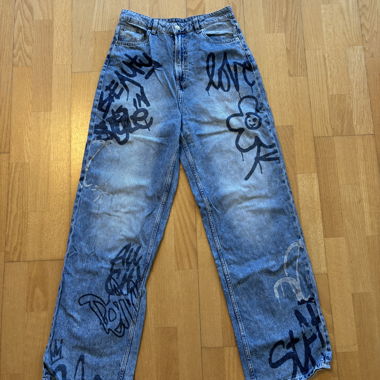 Jeans bleus avec imprimé
