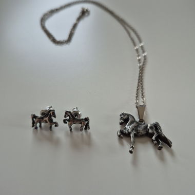 Boucles d'oreilles et collier motif cheval