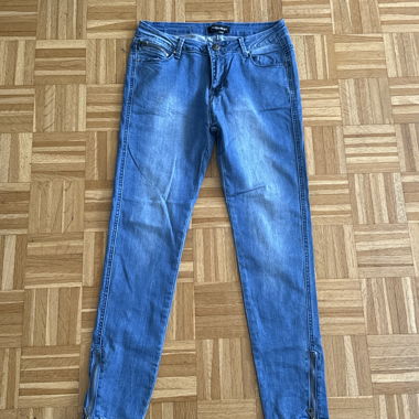 Jeans blu con dettagli con zip