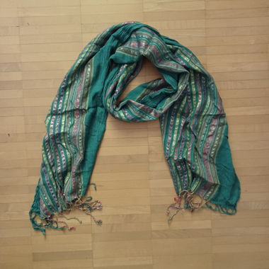 Tuerkiser Schal mit Muster