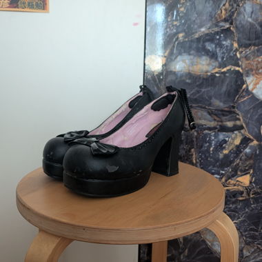 Schwarze Plateau-Pumps