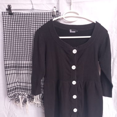 Cardigan noir avec un keffieh