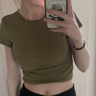 Olivesgrünes Crop Top aus Rippstoff