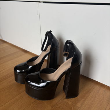 Décolleté con plateau effetto pelle verniciata