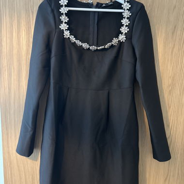 Schwarzes Kleid mit Schmuckkragen