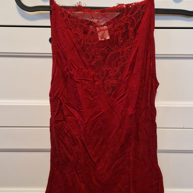 Top in pizzo rosso