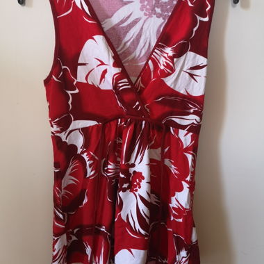 Rotes ärmelloses Blumen-Top