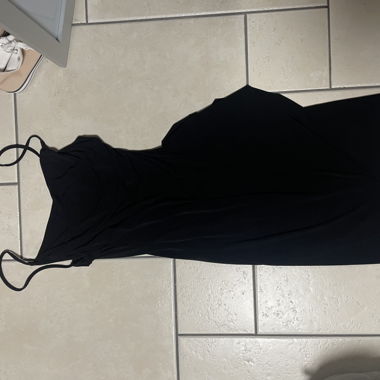 Robe noire à encolure cascade