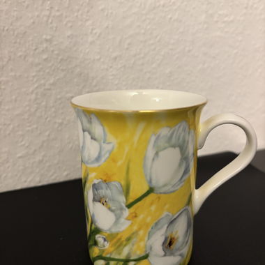 Tazza in porcellana con fiori gialli e bianchi