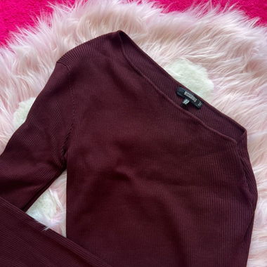 Top with asymmetrical sleeves