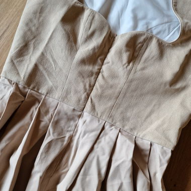 Dirndl con Grembiule Beige e Verde