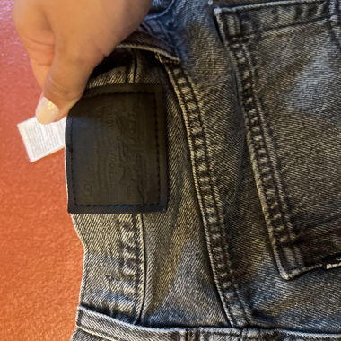 Jeanshose mit Logo-Patch