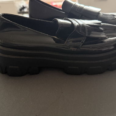 Schwarze Lack-Loafer