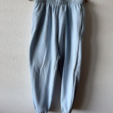 Hellblaue Jogginghose