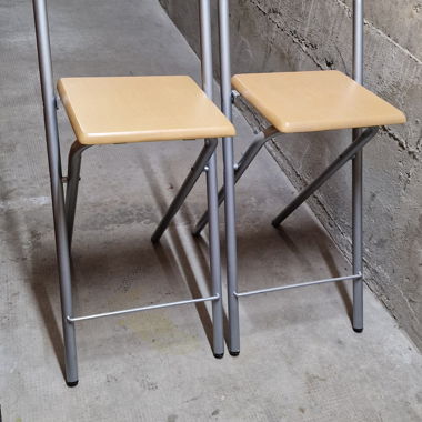 2 chaises de bar en bois