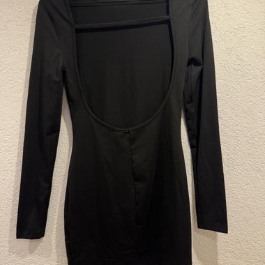 Robe courte noire avec découpé au dos