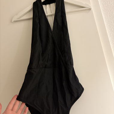 Backless top with jewelry on the back