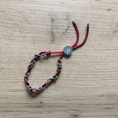 Bracciale catena color argento con nastro rosso