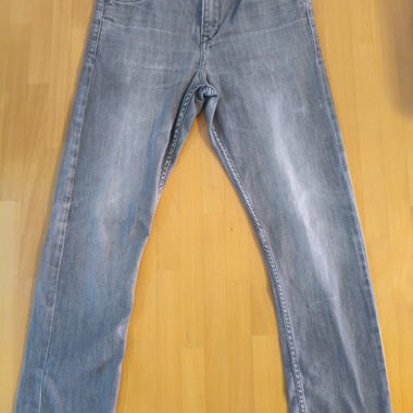 Jeans grigi skinny con orlo sfrangiato