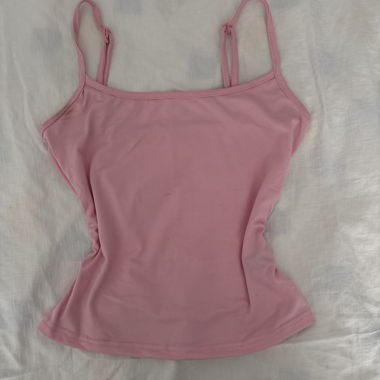 Top rosa con bretelle sottili