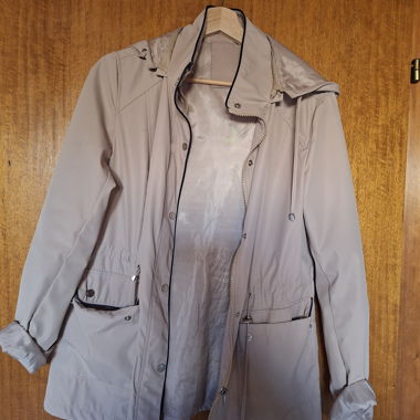 Leichte beiger Kapuzenjacke