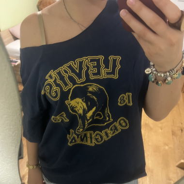 Levi's Off-Shoulder T-Shirt