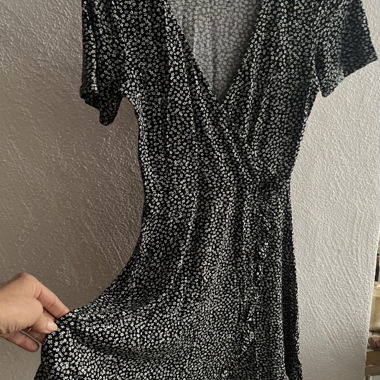 Gemustertes luftiges Wickelkleid kurz
