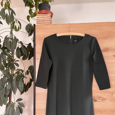Elegantes, bequemes Kleid in dunkelgrün