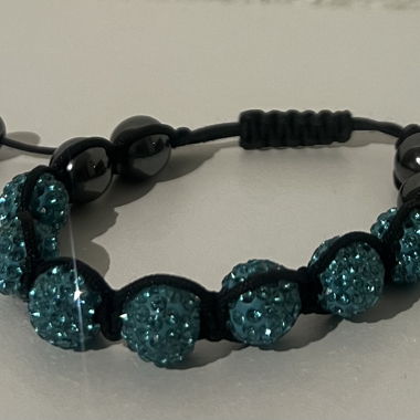 Verstellbares Armband mit türkisfarbenen Perlen